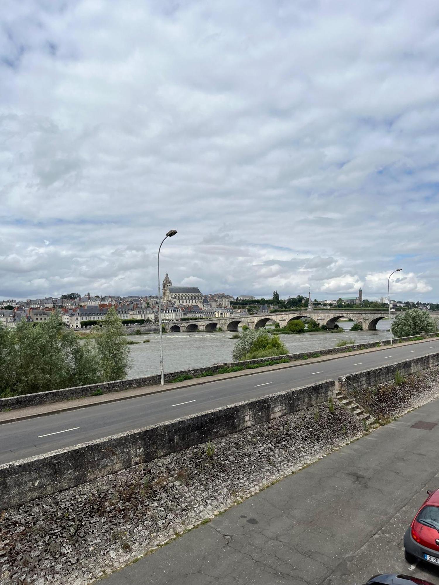 Apartamento Quai De La Loire Blois Exterior foto